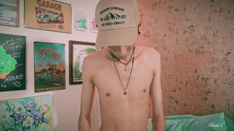 Magic C: 당신은 침을 흘리고 있습니까? 내 입에서 내 몸과 자지에 침이 흘러내리는 걸 지켜봐.