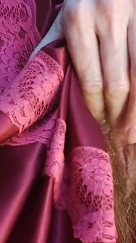 Me Corrí Muy Fuerte Mientras Me Masturbaba El Clítoris, Con Un Coño Muy Peludo Y Cremoso, Una MILF Caliente Masturbada