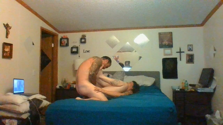 Satin Lady: Cewek sange satin ini pertama kali muasin memeknya pakai mainan...