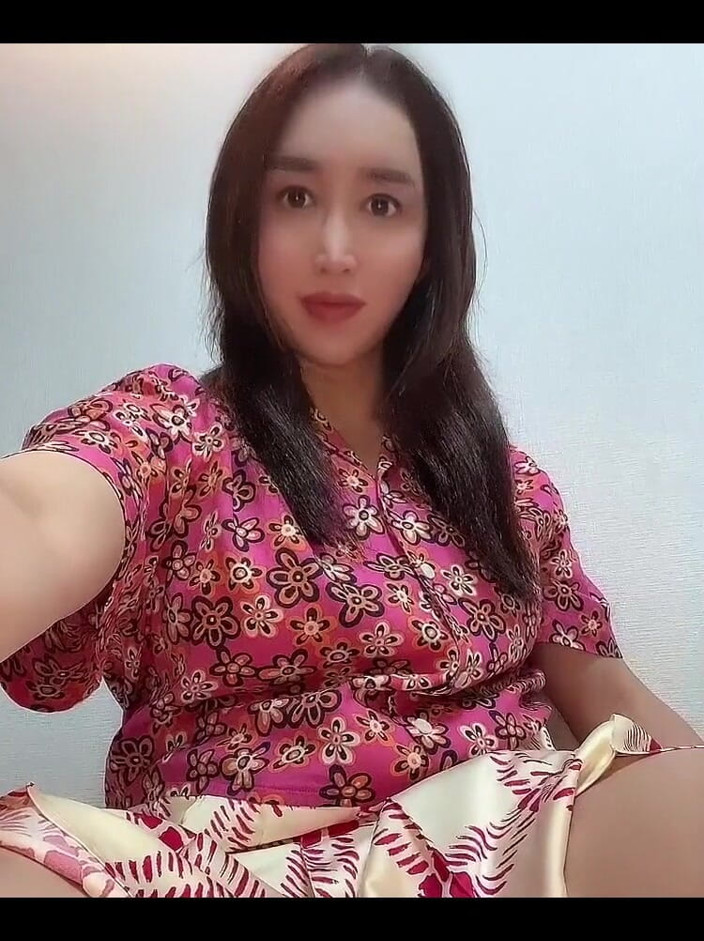 TS Shizuka: Masturbation dans une robe décontractée