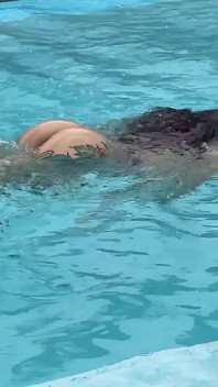 Petang di tepi kolam renang dan banyak seks di hotel terbaik di bandar