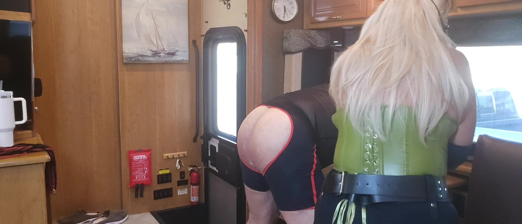 Blondies Pegging Center: Domme Blondie在房车里乱搞他的屁股，这样一切都可以看到