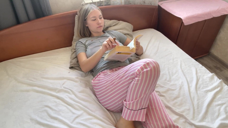 Stacy_via: 에로 책을 읽은 후 깨움을 느끼는 금발과 진짜 오르가즘