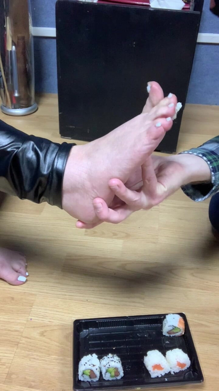 Maitresse Clara: 내 발 덕분에 밥을 먹으려 해...