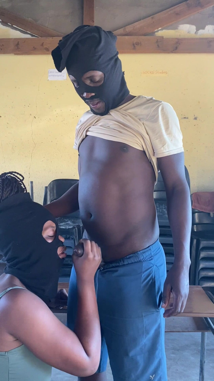 umswati: С женой в общественном здании