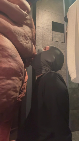 Fat Chub Booty: Usando un sottomesso bianco gola e faccia