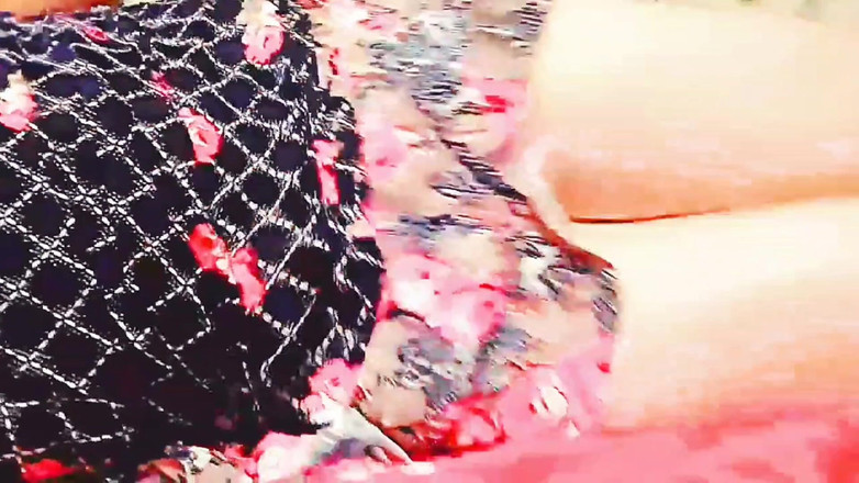 Kitty_Cross: 美しいシーメールが毛布の上に横たわり、雲が流れていくのを眺めている