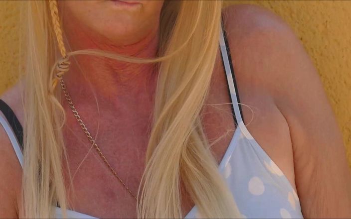 Natalie K: 在户外自慰和手淫，内裤被拉下