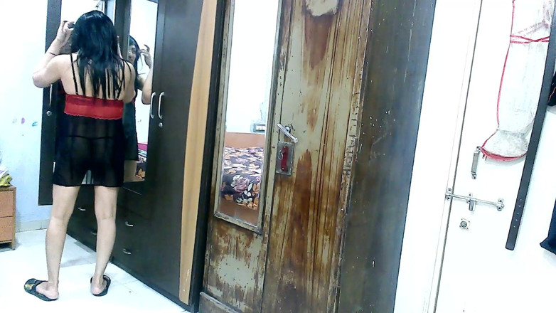Cute & Nude Crossdresser: laal aur kaale adhovastr men supar seksi bahan krosadresar phemboy.