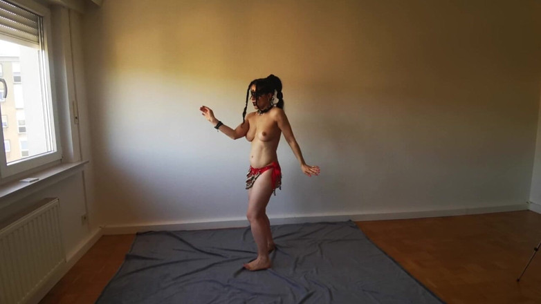 Kitty Dancer: Sexy schiava araba esegue una danza calda - lo spogliarello della...