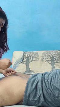 Une femme malaisienne masse son mari, romance torride