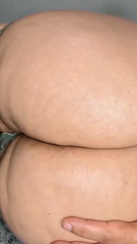 Chef bezahlt mich, um den dicken arsch seiner MILf-ehefrau zu massieren