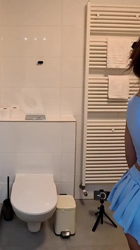 Pequeña belleza caliente morena en minifalda más corta se quita las bragas para mostrar su apretado coño y culo desnudo