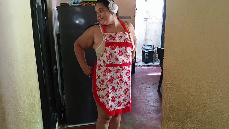 Adribella69: Contraté a esta criada, vino en lencería corta, qué gran...