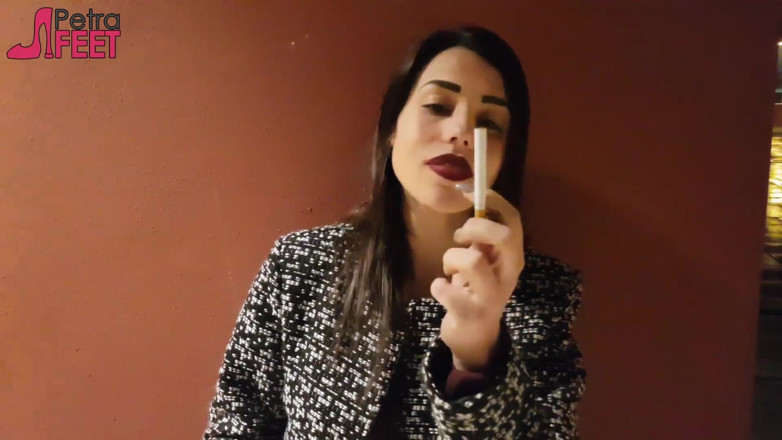 Smokin Fetish: Cewek rambut cokelat yang luar biasa suka merokok di luar...
