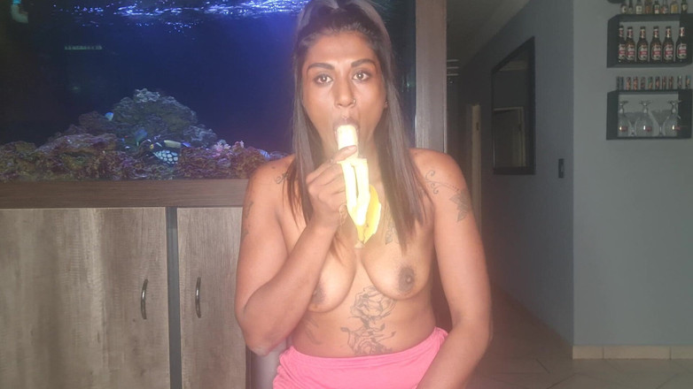 domslutfucker: Topless - Indiana aperta seus peitos enquanto chupa e faz garganta...