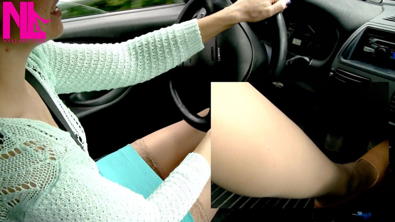 Nyllady: Gagal Rem di Pompa Runcing dan Stoking Telanjang
