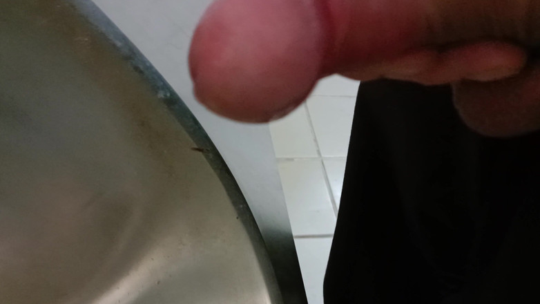 Rockardglans: Два камшоти на urinals крупним планом, великий член дрочить і кінчає на відкритому повітрі