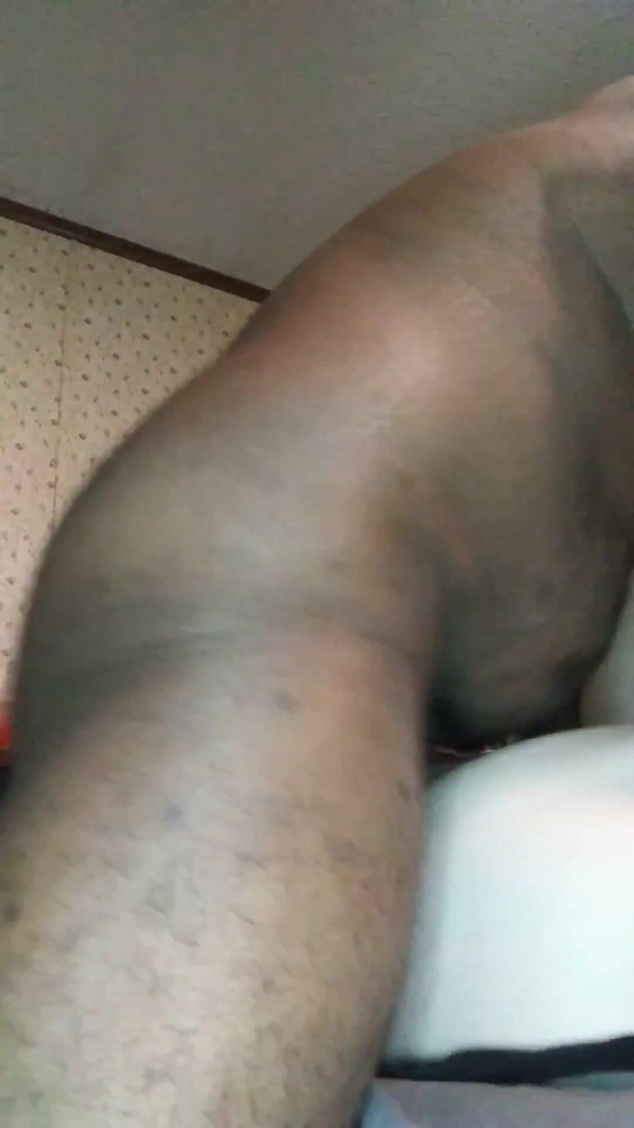 Anal_Angi_Rose: Une pute à grosse bite noire fait un travail d’arc et...