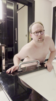 BiBoy: Küvet kolunda götünü ovuyor