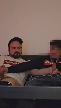Heteroseksüel Türk Kanka Ilk Kez Karşılıklı Mastürbasyon Yapıyor Ve Bir Adam Tarafından Sakso Çekiyor