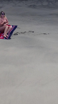 Sensuell naken strandgudinna fångad av drönare - ultimat flygskönhet