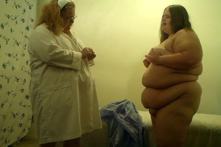 BBW nurse Vicki adventures with friends: Asistenta Vicki Lances Angie's Boil