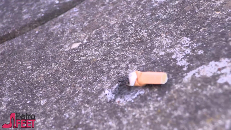 Smokin Fetish: Beauty teen in outdoor smoking