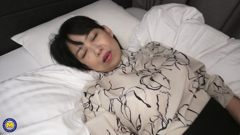 Mature NL: 观看我的日本继母洗澡并给她第一人称视角内射