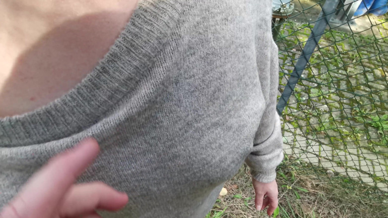 Bouncy Tits Action: Punizione al capezzolo e vero schiaffeggiamento rosso le sue tette