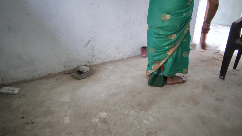 biharisonam: ลูกพี่ลูกน้องสาวใส่ส่าหรีและสวมไม้กวาดนอกบ้านเมื่อพ่อเลี้ยงโดนเย็ดด้านข้าง