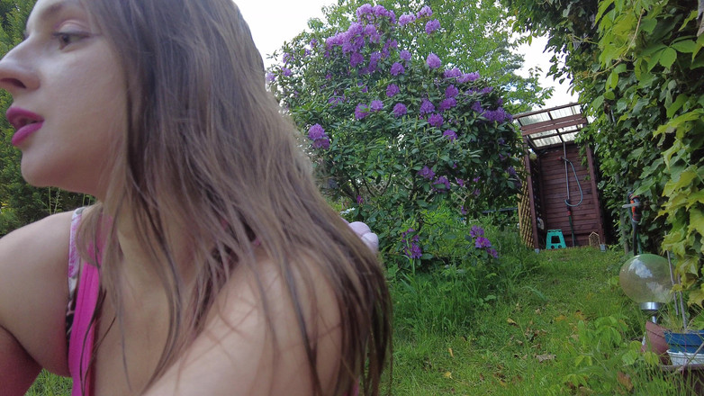 Ferrero: Melena Maria Rya si v šatech vyhoní do chalupy