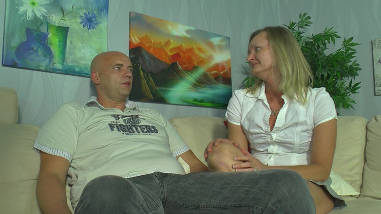 Porno kino: Des putes allemandes blondes dévergondées partagent une grosse bite dans...