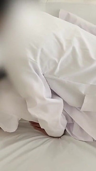 # 120 Nová sestra Je doc je výstřik na sperma doc, prosím, použijte moji kundičku dnes. Šukání na posteli použité pacientem