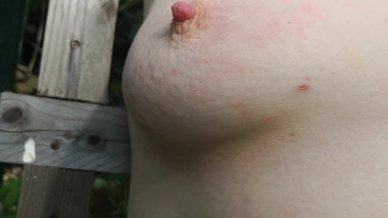 Bouncy Tits Action: Ein tag im wald - tittenpeitschen