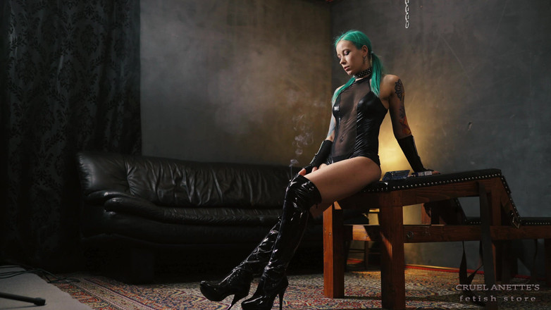 Cruel Anettes fetish world: Bottes noires, corps noir