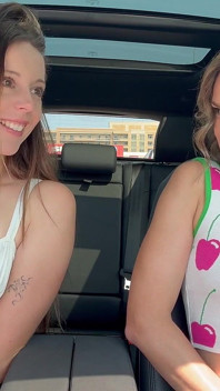 Nadia Foxx和srenity cox在驱动器上使用郁郁葱葱的远程控制振动器并硬射