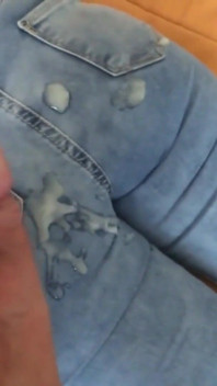 Finalmente sono riuscito a godermi la mia bellissima cognata e le ho fatto sborrare sul suo culo grosso con i miei jeans