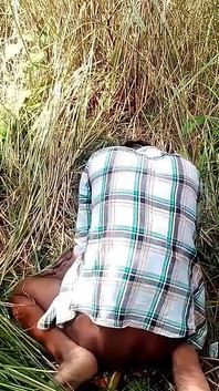 Gadis remaja india lagi asik masturbasi memeknya pakai timun raksasa di hutan