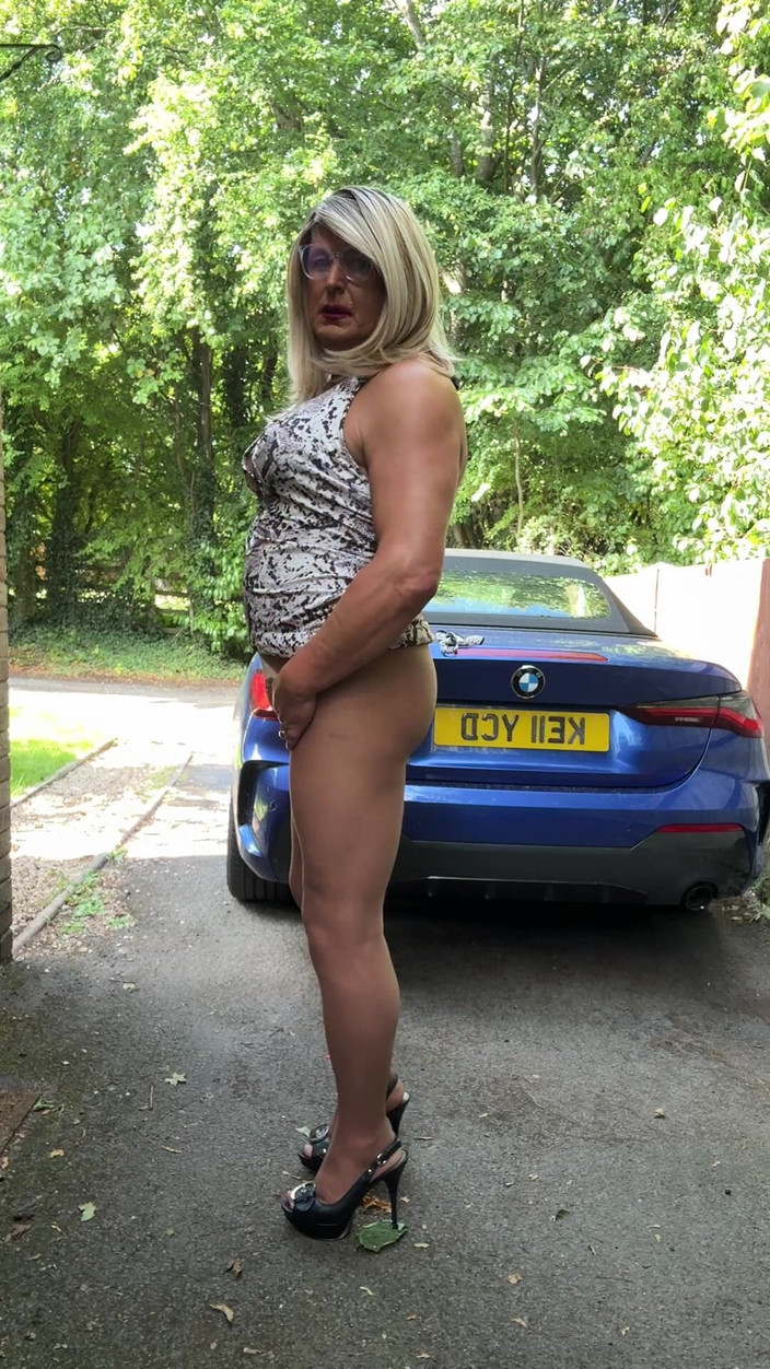 Kellycd2022: Crossdresser seksi Kellycd2022 dalam pakaian cetak haiwan putih pantyhose dan...