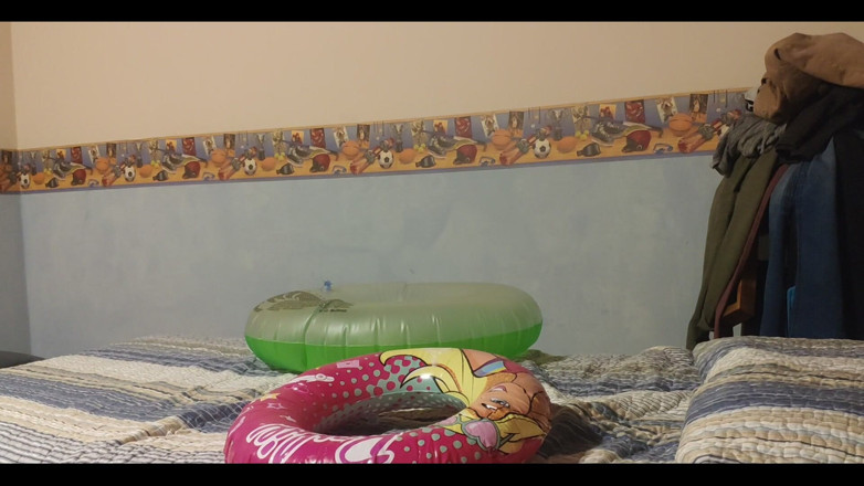 Floatie Boy: Mamando y a los alrededores por muchos nadadores inflables!