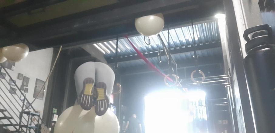 Candy Camille: ムラムラした女の子がジムで裸でスカートを吹く