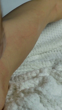 Amatör eş MILF kanepede yumruk atıyor, gerçek bir squirt Polonya'dan fışkırıyor