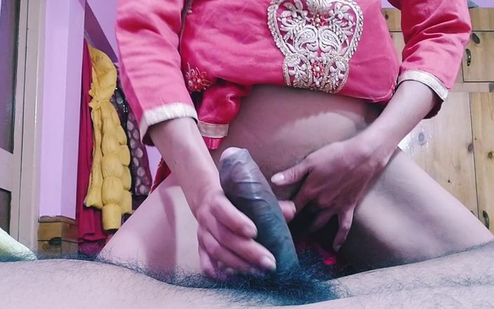 Bolly Karma: 彼女の官能的な毛深い猫の指使い療法を楽しんでいます