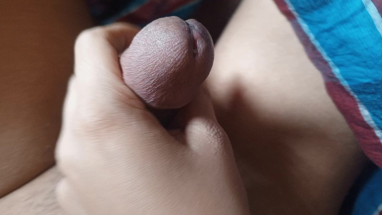 Dhaka studio: Desi stiefmutter bleibt beim fegen unter dem bett stecken, wenn...