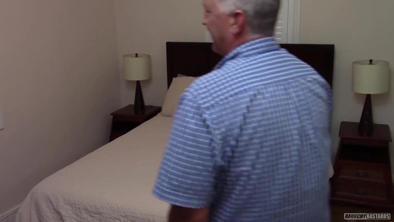 Raunchy Bastards: Гетеросексуальная юная реднека осушает член папочки