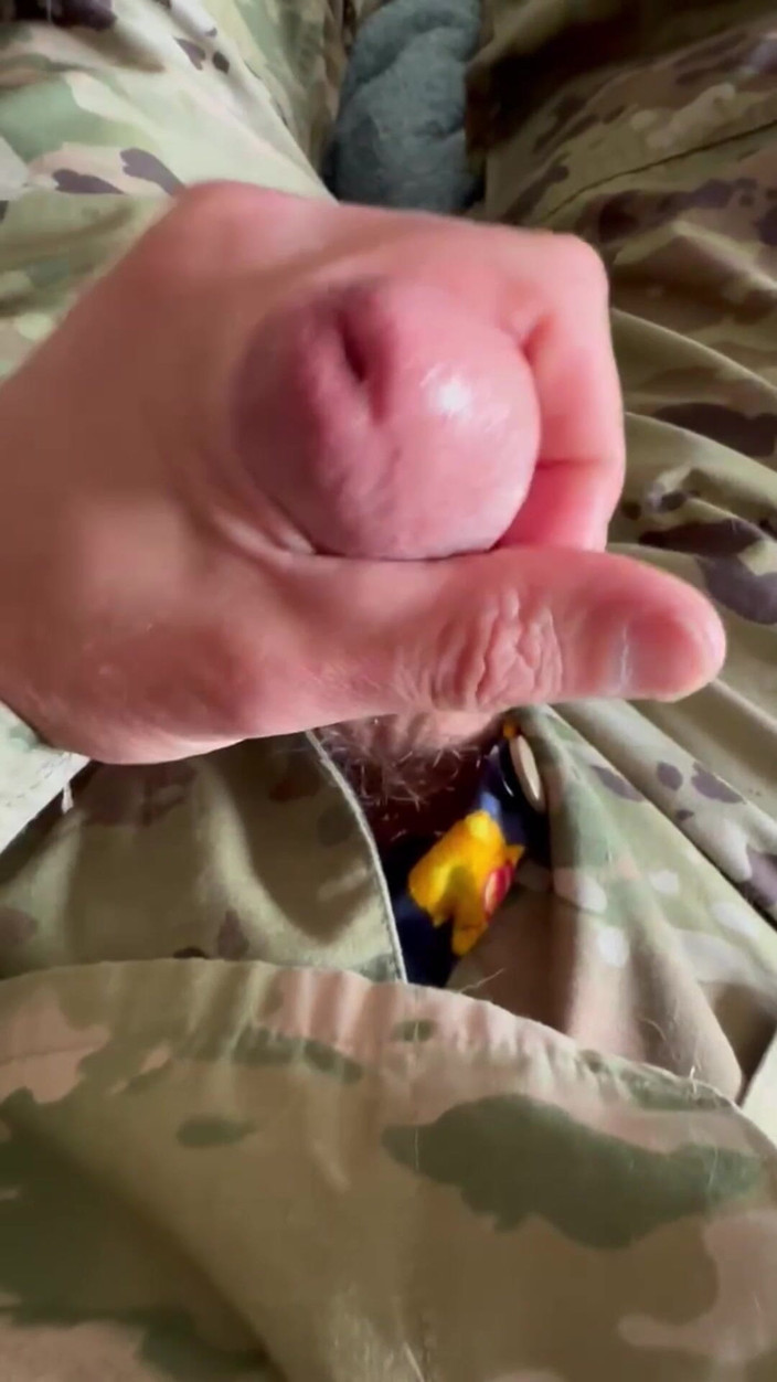 Gay Soldier Stuff: Солдат розважається в день горба з собою