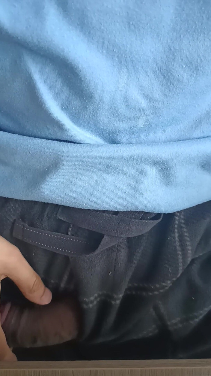 Un Loquito Mas: 내 친구가 잠옷을 입은 후 인사하러 쳐다본다