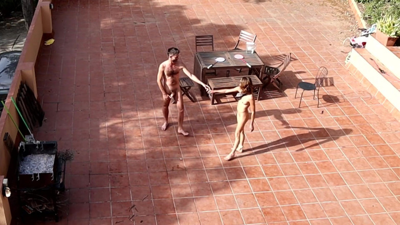 Magia Rosa: 中庭で遊んだりセックスしたりしているカップル、外で