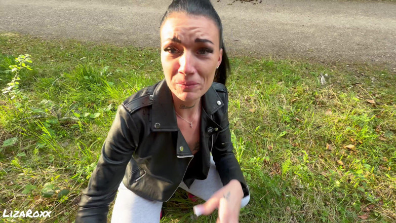 LizaRoxx: O muncitoare sexy din grajd m-a dus în pădure... Riscant fumând...